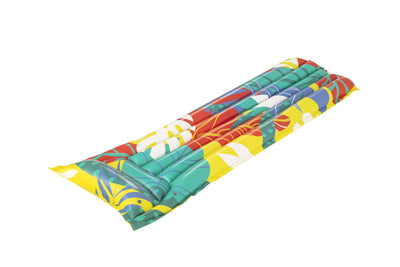 Vihreä, ilmatäytteinen rantapatja, jossa on lehtikuvio. Patjan mitat ovat 183 cm x 69 cm.