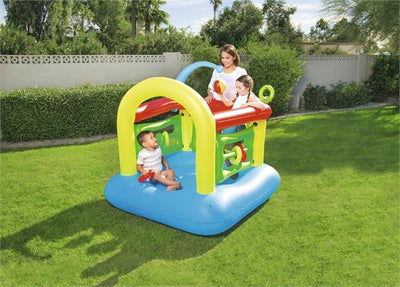 Bestway 52122 -kiddie play center -leikkikeskus, joka sisältää 56 x 56 x 65 tuuman altaan ja 142 x 142 x 165 cm koon.altaassa on värikkäitä kuvioita ja vesiruiskuja.