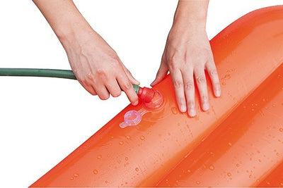 Bestway 52199-18549M H2OGO Double Slide -vesiliukumäki kahdelle henkilölle ulkona. Kaksi erillistä liukua, värikkäät raidat, kestävä materiaali.