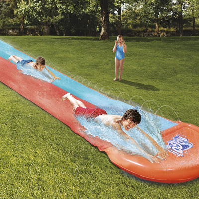 Bestway H2OGO Double Slide -vesiliukumäki, jossa kaksi liukumäkeä ja vesiletkuliitäntä. Kuvassa kaksi lasta liukumäessä.