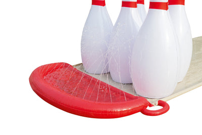 Bestway 52213 H2OGO Slide-n-Splash Bowling -vesiliukumäki ja vesikeilaussetti. Vesileikkivälineessä on liukumäki, vesikelkka ja vesikeilaussetti, joka tarjoaa hauskoja vesileikkejä ulkona. Kuvassa näkyvä tuote on värikäs ja monipuolinen vesileikkiväline, joka sopii hyvin kesäiseen ulkoiluun.