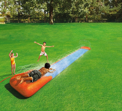 Bestway 52254 H2O Go yhden hengen vesiliukumäki rampilla. Tuote on sininen ja punainen vesileikkejä varten.