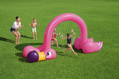 Uima-altaaseen tarkoitettu suuri flamingo-teemainen vesileikkuri, mitat 340cm x 110cm x 193cm. Täydellinen lisäkesäpäivien viettoon ulkona.