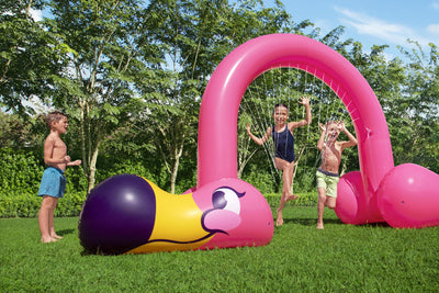 Suuri flamingo-aiheinen ulkouima-allas leikkipaikalla ja suihkulla. Koko 340m x 110m x 193m.