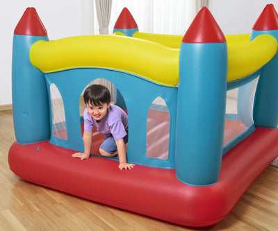 Bestway 52647 -dmuchany zamek do skakania Royal Leap Bouncer. Kuvassa näkyvä tuote on 175 cm x 173 cm x 127 cm kokoisen ilmapatjan muotoinen pomppulinna. Tuote on värikäs ja se sopii lapsille leikkimiseen ulkona.