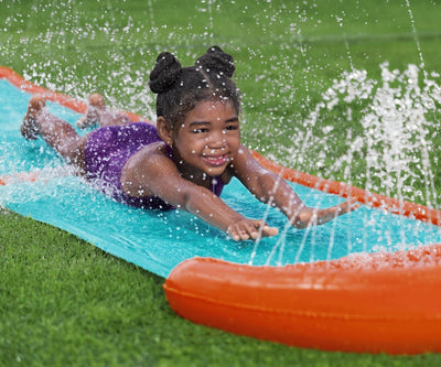 PVC-vesiliukumäki integroiduilla suihkuilla, 4.88m