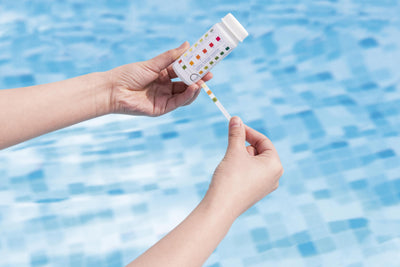 Uima-altaan ja spa:n testiliuskat, paperimateriaali
