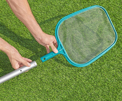 Bestway 58277 -siivousverkko 32cm x 305cm on tarkoitettu käytettäväksi uima-altaan puhdistamiseen. Verkko auttaa poistamaan lehdet ja roskat altaasta helposti ja tehokkaasti. Tuote on kestävä ja helppokäyttöinen.