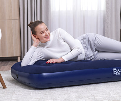 Bestway-67000 merkkinen turistimatkailuun tarkoitettu ilmapatja, mitat 188cm x 76cm x 22cm. Tummanvärinen, kestävä materiaali.