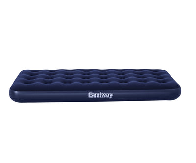 Bestway 67001 -materassi on kuvassa esillä. Se on turistimatkailijoille suunniteltu ilmapatja, joka on kooltaan 188 cm x 99 cm x 22 cm. Patjassa on käytännöllinen ja kestävä rakenne, ja se sopii hyvin retkeilyyn ja matkailuun.