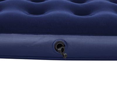Bestway 67002 -makuualusta, mitat 191 cm x 137 cm x 22 cm. Sininen ilmapatja ulkona nurmikolla.