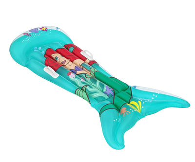 Bestway 9101F Little Mermaid -uimapatja, mitat 158 cm x 81 cm. Tuotteessa on Ariel-pieni merenneito -teema, ja se soveltuu käytettäväksi rannalla tai uima-altaassa.