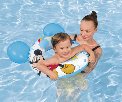 Bestway 9102K Disney Junior Mickey & Friends -pikkulasten uima-allas pallolla. Uima-altaassa on hauska Mickey Mouse -teemainen design ja se on kooltaan 74cm x 76cm.