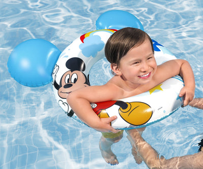 Bestway 9102K Disney Junior Mickey & Friends -uimarengas, koko 74cm x 76cm, punainen, sininen ja keltainen väri. Mickey Hiiri ja ystävät -hahmot painettuina uimarenkaaseen.