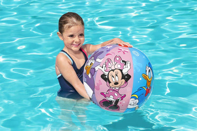 Bestway 91098 Disney -merkkinen uima-alusta, jossa on Mickey ja hänen ystävänsä -kuvio. Uima-alustan halkaisija on 51cm.