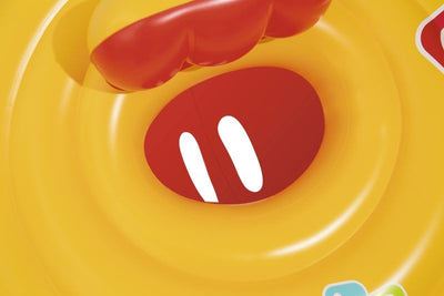Bestway Fisher-Price Swim Safe kolmirengasinen vauvan istuin, jossa on askelma. Kuvassa on vaaleansininen istuin, jossa on kolme ilmatäytteistä rengasta ja turvallinen askelma lapselle.