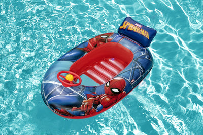Bestway 98009 Spider-Man -lauta, joka on punainen ja sininen ilmatäytteinen uimalauta lapsille. Lauta on kuvioitu Spider-Man -teemalla ja siinä on kädensijat sekä turvallisuusvyö lapsen kiinnittämiseen. Mitat 112 cm x 71 cm.