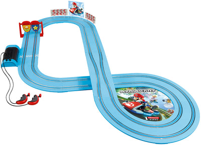 Kuva Carrera First Nintendo Mario Kart Mario ja Luigi -autoradasta, joka sisältää kaksi pienoiskokoista autoa ja radan osia.
