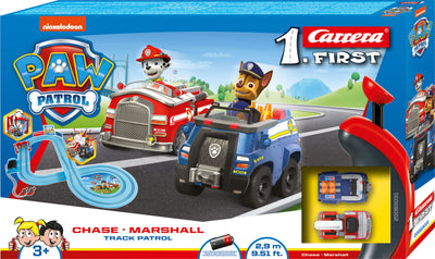 Paw Patrol -teemainen Carrera First -autorata, jossa kuvassa näkyvä radan osa ja autot.