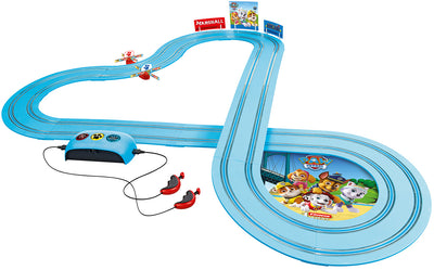 Paw Patrol -aiheinen Carrera First -autorata, jossa on 35 metriä rataa ja kilpa-ajoneuvoja.