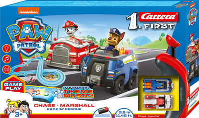 Paw Patrol -lelusetissä on rata, jossa on kaarre ja autotallin muotoinen aloituspiste.