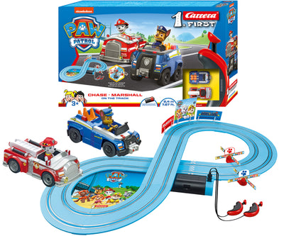 Paw Patrol -aiheinen Carrera First -autorata, jossa kaksi autoa radalla.