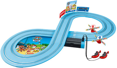 Paw Patrol -aiheinen Carrera First -autorata, jossa kuvassa näkyvät autot ja radan osat.
