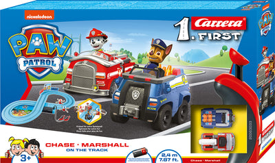 Paw Patrol -teemainen Carrera First -autorata, jossa kaksi autoa radalla.