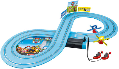 Kuvassa on Carrera First Paw Patrol -autorata lapsille, jossa on kaksi Paw Patrol -hahmoa ja radan osia.