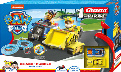 Paw Patrol -aiheinen Carrera First -autorata lapsille, jossa mukana kaksi autorata-autoa ja radan osia.