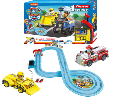 Carrera First -autorata, jossa on Paw Patrol -teemalla varustetut autot. Rata sisältää kaarroksia ja esteitä.