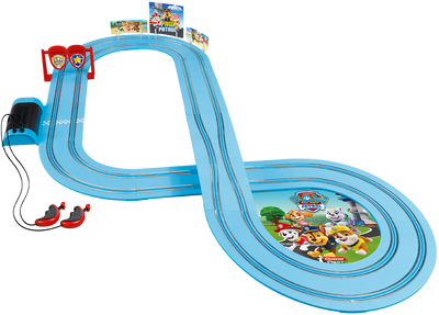 Paw Patrol -aiheinen Carrera First -autorata lelupakkaus, jossa kaksi autorata-autoa ja värikkäitä radan osia.