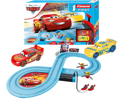 Carrera First -autorata Cars - Race of Friends -teemalla. Kuvassa näkyy kahden auton rata, jossa autot kilpailevat toisiaan vastaan. Sopii yli 24 kuukauden ikäisille lapsille.