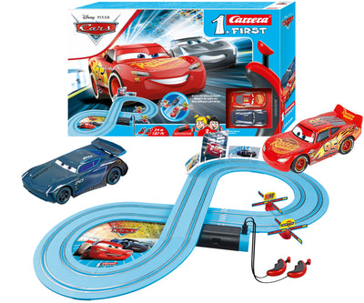 Carrera First -autorata Cars Power Duel -teemalla. Sininen ja punainen kilpa-auto. Ikäsuositus 2 vuodesta ylöspäin.