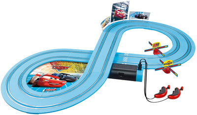 Carrera First -autorata, jossa on Cars Power Duel -teema. Kaksi autoa kilpailee radalla.