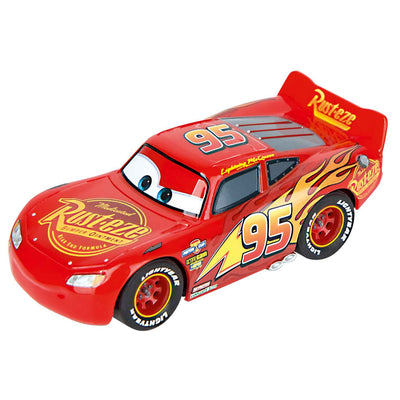 Carrera First -autorata Cars Power Duel -teemalla. Kuvassa kahdet autot ja radan osat.