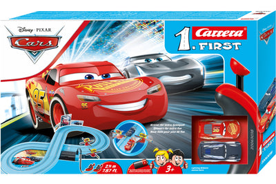 Carrera First -autorata Cars Power Duell 24m. Tuotteessa kaksi autoa kilpailee radalla.