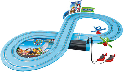 Paw Patrol -aiheinen Carrera First -autorata leikkisessä ympäristössä.