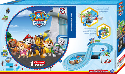 Carrera First -autorata, jossa Paw Patrol -teemalla varustetut autot. Tuote sopii 24 kuukauden ikäisille ja sitä vanhemmille lapsille.