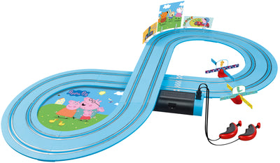 Peppa Pig -teemainen Carrera First -lasten ajosetti, joka sisältää radan, kaksi autoa ja ohjausyksikön.