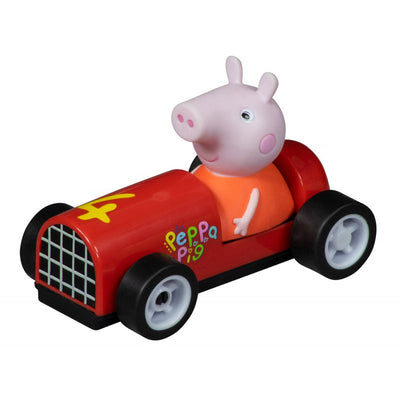 Carrera First -leikkisetissä on Peppa Pig -hahmoja ja autokilparata.