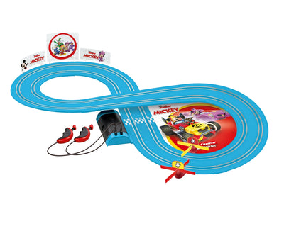 Carrera First - Mickey On Tour -autorata, suunniteltu 24 kuukauden ikäisille ja sitä vanhemmille lapsille.