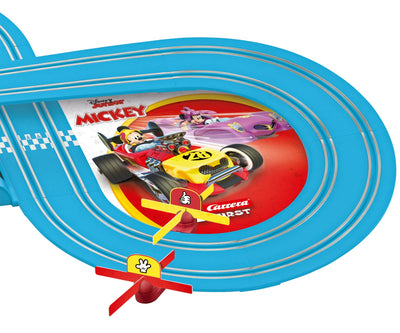 Carrera First - Mickey on Tour -autorata, ikäsuositus 24kk+. Mickey Mouse -teemainen autorata lapsille.
