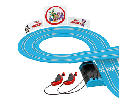 Carrera First Mickey on Tour -autorata, jossa Mickey Mouse -aiheiset autot ja rataosat. Tuote sopii 24 kuukauden iästä ylöspäin.