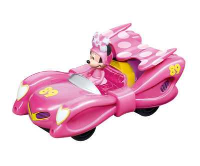 Carrera First -autorata, jossa Disney-hahmo Mikki Hiiri matkalla. Kuvassa rataosat ja Mikki Hiiri -autot.