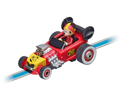 Carrera First - Mickey on Tour -autorata, joka sisältää kaksi autoa ja radan osat.