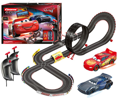 Carrera Go -autorata, Neon Nights -teemalla. Kuvassa näkyy radan mutkia ja kaaria, sekä kaksi kilpa-autoa.