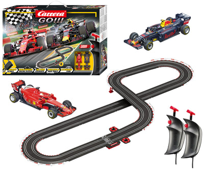 Carrera GO - Race to Win -autorata, jossa on 43 metriä ratoja ja kaksi kilpa-autoa.