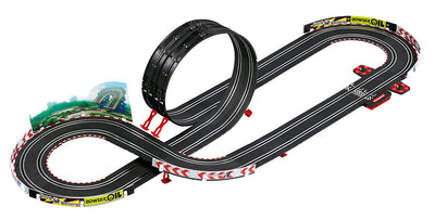Carrera GO -autorata setissä on Nintendo Mario Kart 8 -teemalla varustettu kilpa-auto ja rata, jossa on mutkia ja siltoja.