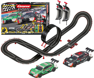 Carrera Go -autorata, jossa on kaksi kilpa-autoa radan varrella.